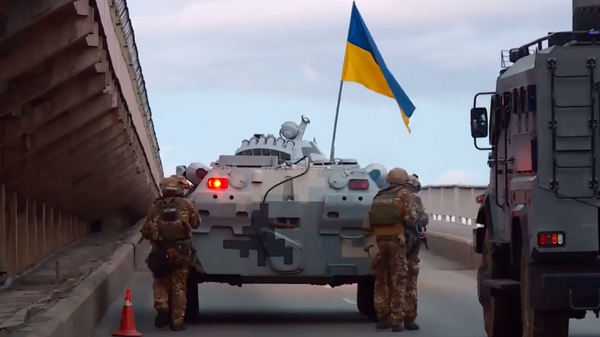 Опубликовано видео задержания мужчины, угрожавшего взорвать мост в Киеве