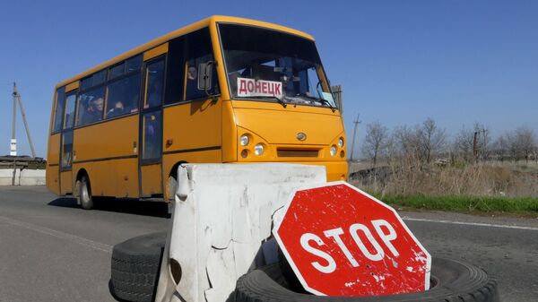 Автобус на блок-посту в районе поселка Александровка в Донецкой области