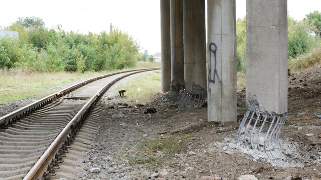 Последствия подрыва моста в Луганске