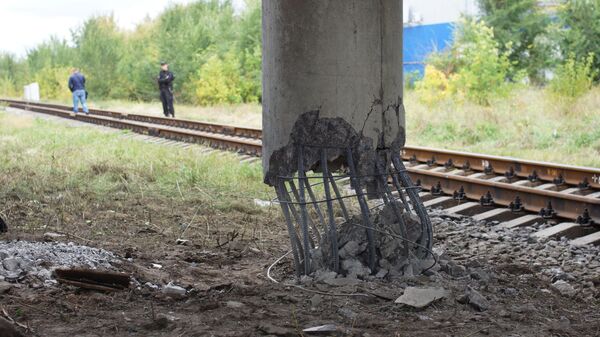 Одна из трех опор автодорожного моста в Луганске, которые были подорваны неизвестными