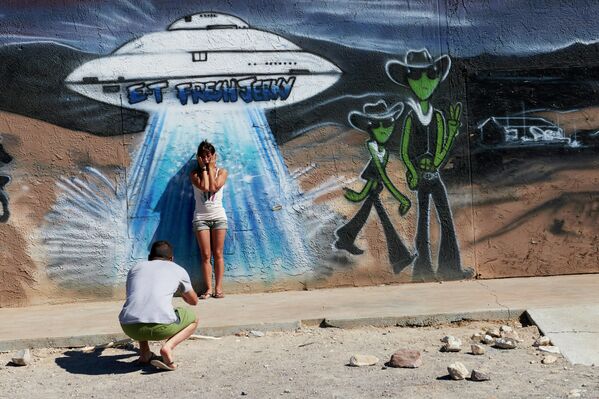 Девушка фотографируется с граффити ET Fresh Jerky в штате Невада