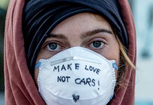 Активист в маске во Франкфурте, Германия