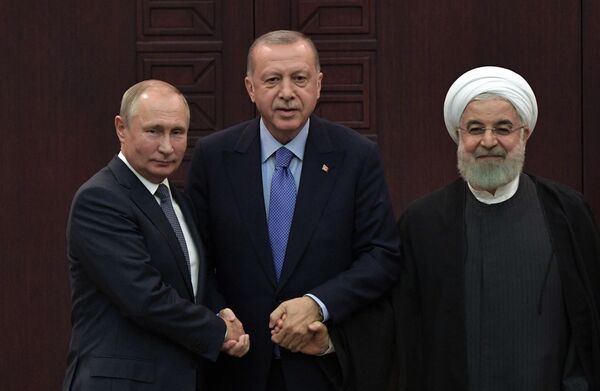Президент РФ Владимир Путин, президент Турции Реджеп Тайип Эрдоган и президент Ирана Хасан Рухани (слева направо) на совместной пресс-конференции