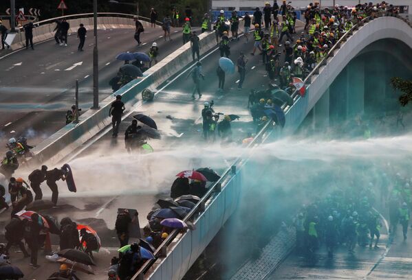 Акция протеста возле Центрального правительственного комплекса в Гонконге, Китай