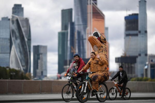 Участники осеннего велофестиваля в Москве