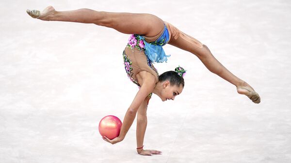 Арина Аверина выполняет упражнения с мячом квалификации индивидуального многоборья на чемпионате мира по художественной гимнастике 2019 в Баку