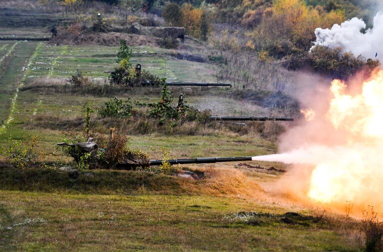 Танк Т-72 на полигоне Юргинский в Кемеровской области во время стратегических командно-штабных учений Центр-2019