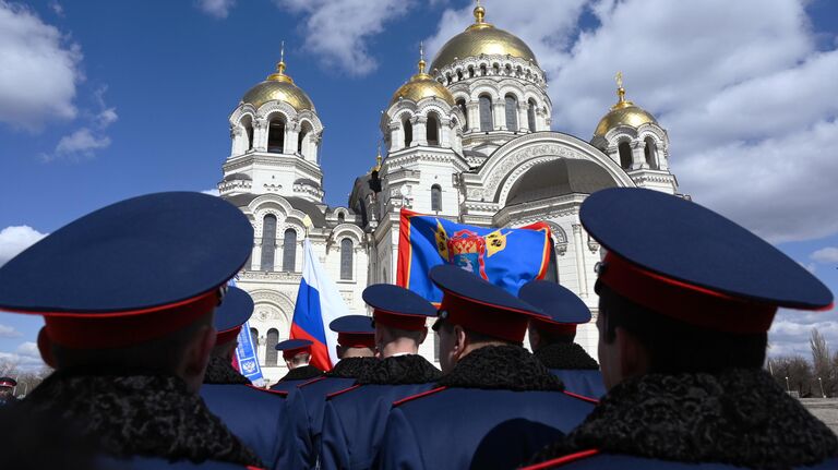 Призывники из числа казаков перед торжественным ритуалом напутствия и благословения у Патриаршего Вознесенского войскового всеказачьего собора в городе Новочеркасске