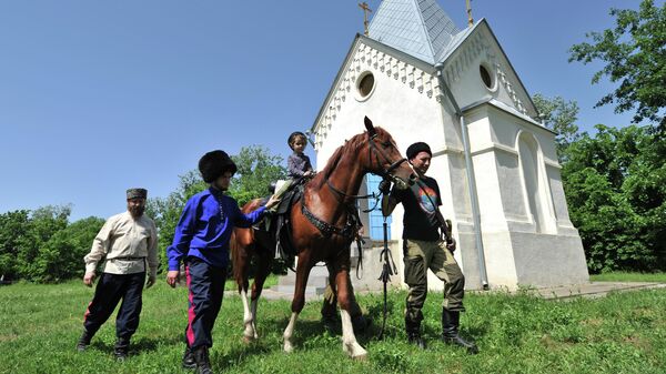 Участники Национальных казачьих игр Шермиций на территории Монастырского урочища возле станицы Старочеркасская