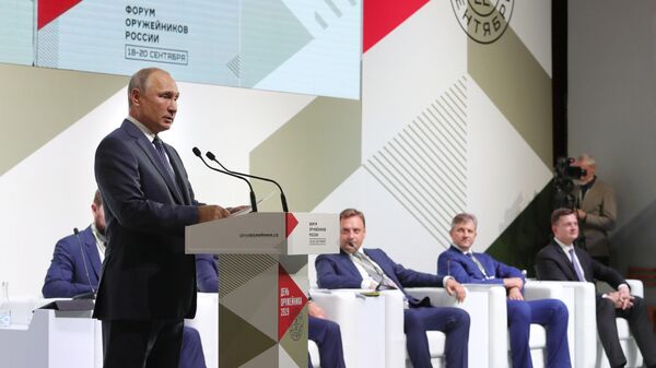 Президент РФ Владимир Путин выступает на пленарном заседании II Всероссийского форума оружейников в Ижевске. 19 сентября 2019
