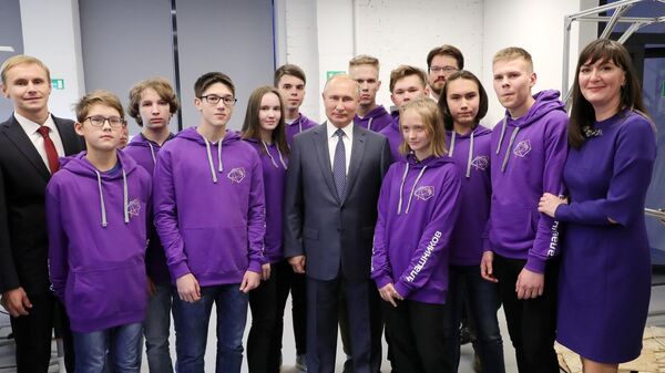 Президент РФ Владимир Путин во время посещения открывшегося Юношеского технопарка Академия Калашников в Ижевске. 19 сентября 2019