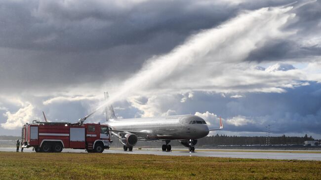 Самолет Airbus А320 авиакомпании Аэрофлот во время церемонии открытия третьей взлетно-посадочной полосы в международном аэропорту Шереметьево имени А. С. Пушкина. 19 сентября 2019