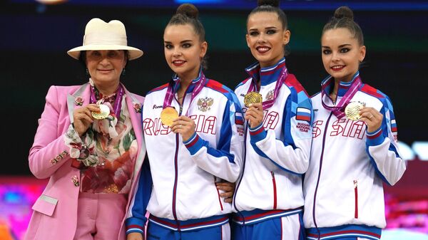 Сборная команда России по художественной гимнастике в составе Арины Авериной, Екатерины Селезневой и Дины Аврериной (справа налево)