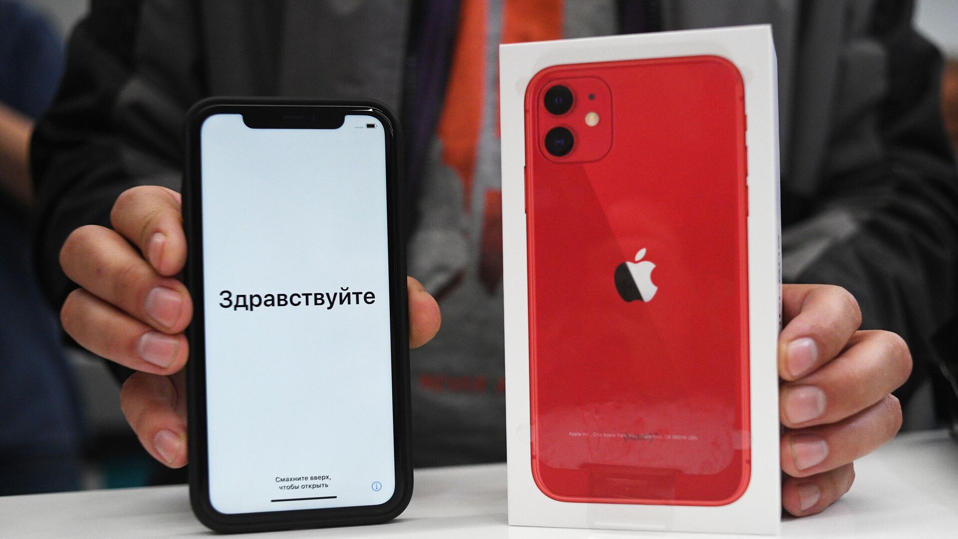 Новый смартфон компании Apple в руках покупателя в магазине re:Store на Тверской улице в Москве - РИА Новости, 1920, 25.02.2021