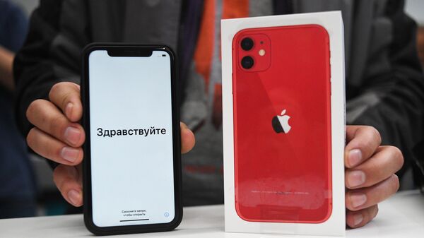 Новый смартфон компании Apple в руках покупателя в магазине re:Store на Тверской улице в Москве