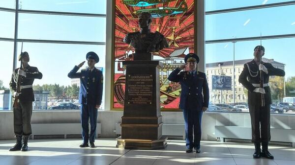 Открытие бюста трижды Герою Советского Союза, маршалу авиации Александру Покрышкину в новосибирском аэропорту Толмачево