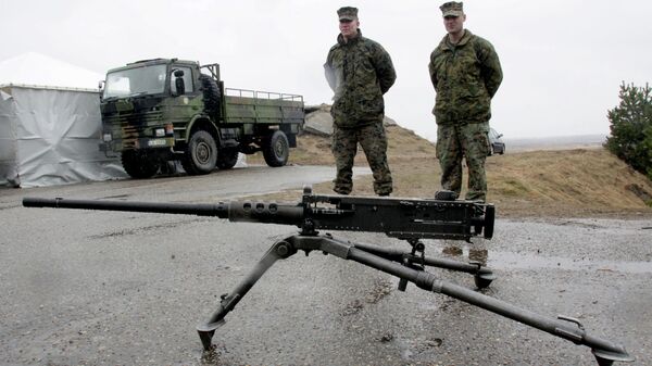 Военнослужащие блока НАТО возле пулемета Браунинг М-2