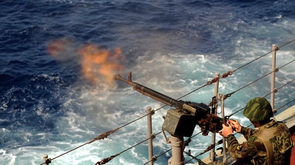 Морской пехотинец стреляет из пулемета ДШК