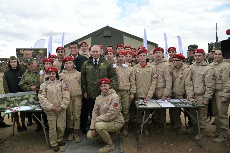 Президент РФ Владимир Путин и президент Киргизии Сооронбай Жээнбеков фотографируются с участниками Всероссийского детско-юношеского военно-патриотического общественного движения Юнармия на полигоне Донгуз