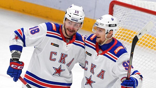 Хоккеисты СКА Александр Дергачев и Максим Карпов