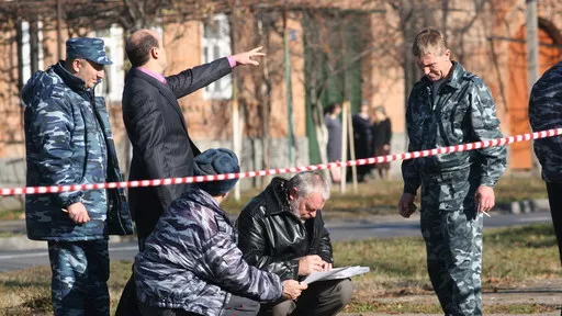Сотрудники правоохранительных органов на месте, где произошло покушение на мэра Владикавказа Виталия Караева - РИА Новости, 1920, 25.11.2023