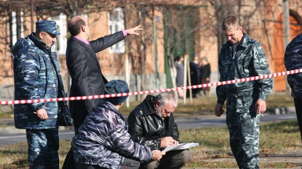 Сотрудники правоохранительных органов на месте, где произошло покушение на мэра Владикавказа Виталия Караева