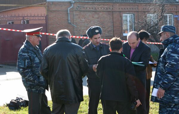 Сотрудники правоохранительных органов на месте, где произошло покушение на мэра Владикавказа Виталия Караева