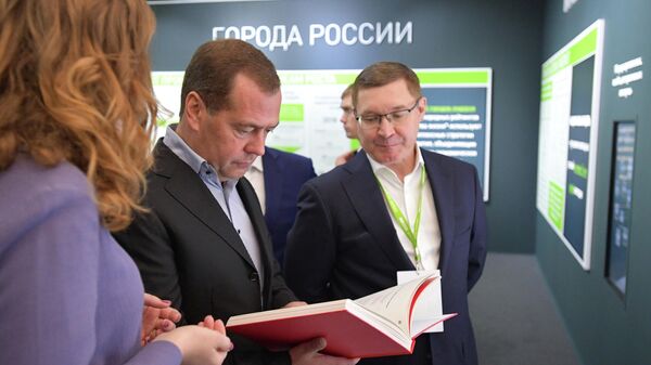 Премьер-министр РФ Дмитрий Медведев во время посещения выставки Города - пространство для развития в Великом Новгороде. 20 сентября 2019