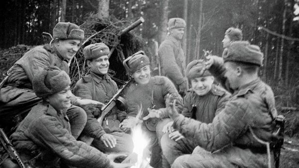 Солдаты греются у костра в лесу. 2-й Прибалтийский фронт