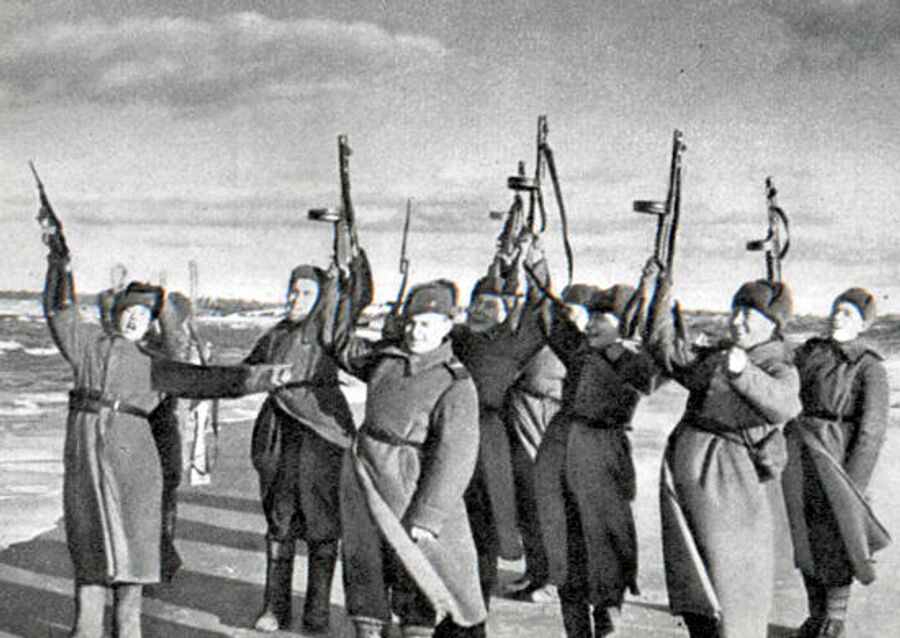 Салют воинам Красной армии. Осень 1944 г.