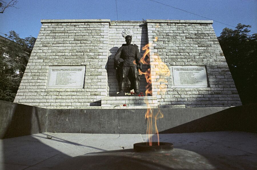 Памятник советским воинам-освободителям Таллина и вечный огонь