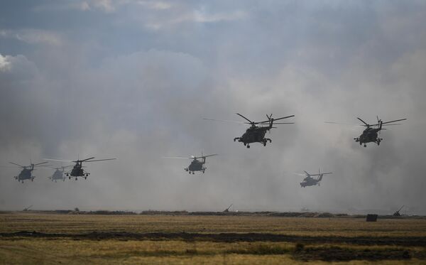 Вертолеты Ми-8 во время основного этапа стратегического командно-штабного учения Центр-2019 на полигоне Донгуз