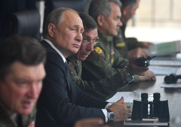 Президент РФ Владимир Путин наблюдает за проведением основного этапа стратегического командно-штабного учения Центр-2019 на полигоне Донгуз