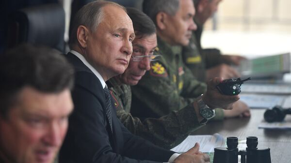 Президент РФ Владимир Путин наблюдает за проведением основного этапа стратегического командно-штабного учения Центр-2019 на полигоне Донгуз