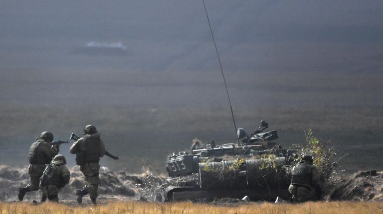 Танк Т-72Б3 во время основного этапа стратегического командно-штабного учения Центр-2019 на полигоне Донгуз