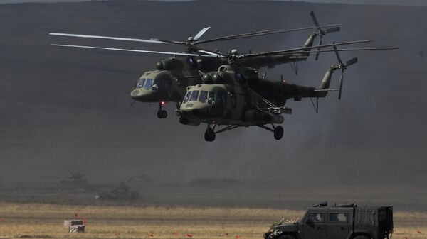 Вертолеты Ми-8 во время основного этапа стратегического командно-штабного учения Центр-2019 на полигоне Донгуз