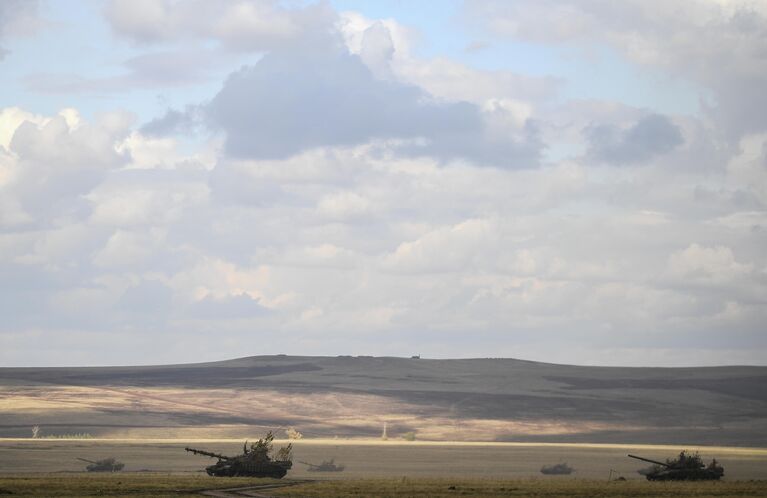 Танки Т-72Б3 во время основного этапа стратегического командно-штабного учения Центр-2019 на полигоне Донгуз