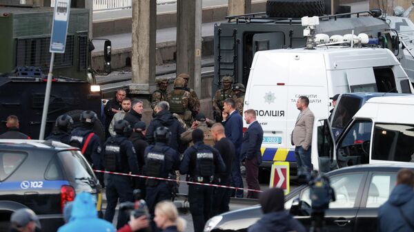 Сотрудники полиции на месте операции по задержанию мужчины, который угрожал взорвать мост. Киев