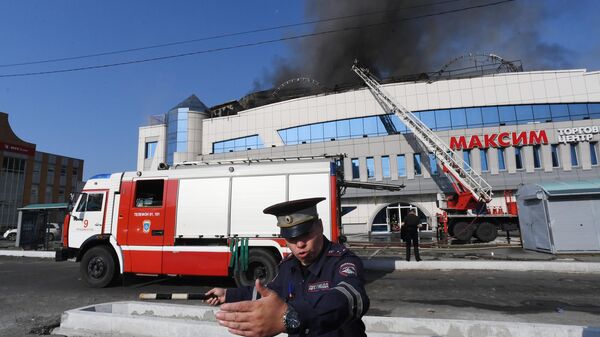 Сотрудники МЧС рядом с торговым центром Максим во Владивостоке, где произошел пожар. 21 сентября 2019