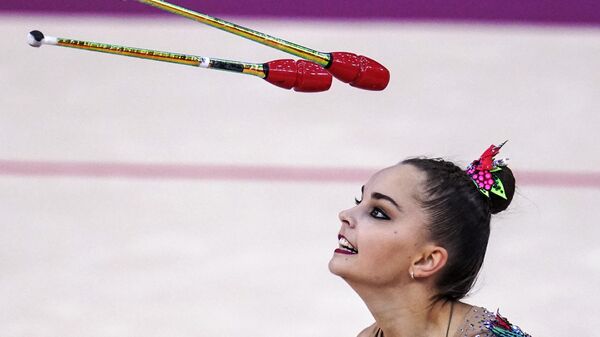 Арина Аверина (Россия) выполняет упражнения с булавами в финале квалификации индивидуального многоборья на чемпионате мира по художественной гимнастике 2019 в Баку. 
