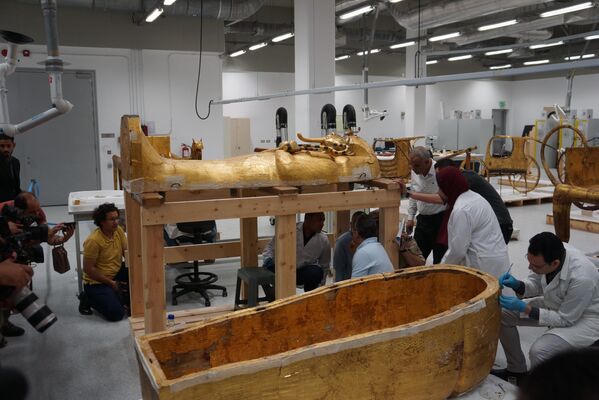 Египетские реставраторы восстанавливают позолоту саркофага Тутанхамона