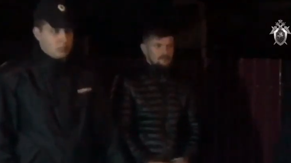 Стоп-кадр видео СК, снятое во время обысков у обвиняемого в убийстве сотрудников спецсвязи в Брянске