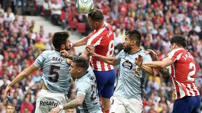 Celta Vigo's Turkish midfielder Okay Yokuslu (L) vies with Atletico Madrid's Spanish midfielder Saul Niguez (C) during the Spanish league football match between Club Atletico de Madrid and RC Celta de Vigo at the Wanda Metropolitano stadium in Madrid on September 21, 2019. (Photo by PIERRE-PHILIPPE MARCOU / AFP)