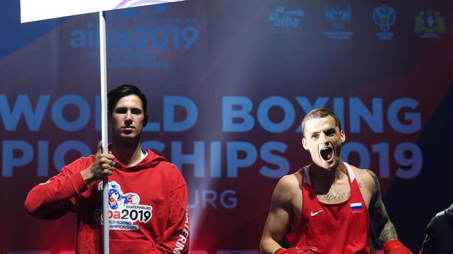 Справа: Глеб Бакши (Россия) радуется победе в финале по боксу в категории до 75 кг на ХХ чемпионате мира по боксу в Екатеринбурге.