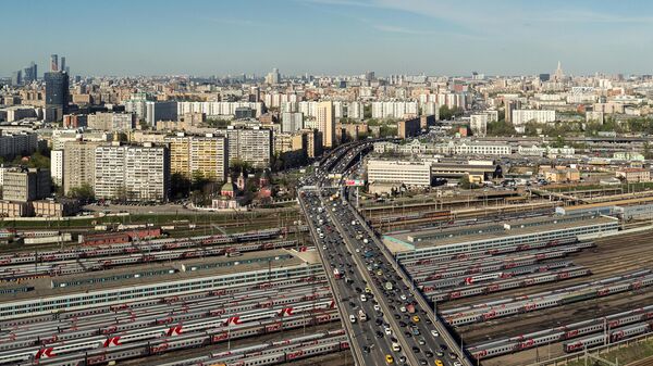 Автомобильное движение на участке Рижской эстакады Третьего транспортного кольца в Москве