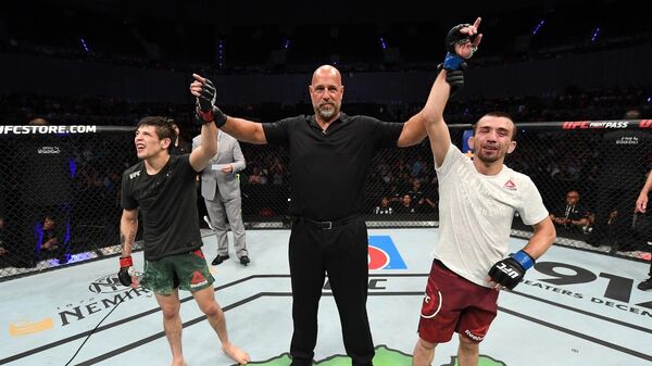 Бойцы UFC Аскар Аскаров (справа) и Брэндон Морено (слева)