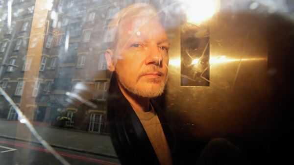Основатель WikiLeaks Джулиан Ассанж у здания суда в Лондоне, Великобритания. 1 мая 2019