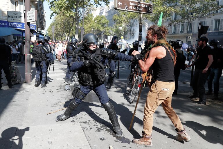 Столкновение демонстрантов и полиции во время акции протеста, призывающей власти принять экстренные меры против изменения климата, в Париже. 21 сентября 2019