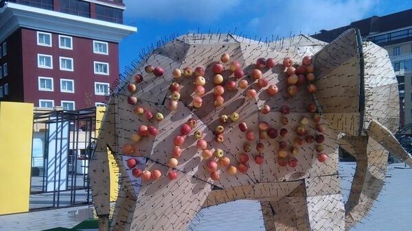 Скульптура слона из яблок, пострадавшая от вандалов на дне города в Ставрополе