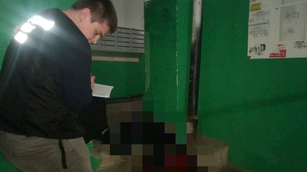 Сотрудник правоохранительных органов на месте убийства 18-летней девушки в Саратове 